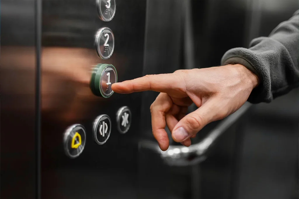 Blocurile fără ascensor pot primi finanțare pentru instalarea de lifturi