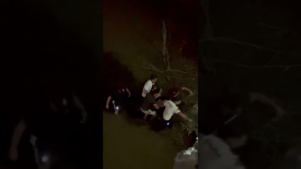 (VIDEO) O adolescentă care a căzut în râul Olăneşti, salvată de un poliţist şi mai mulţi trecători