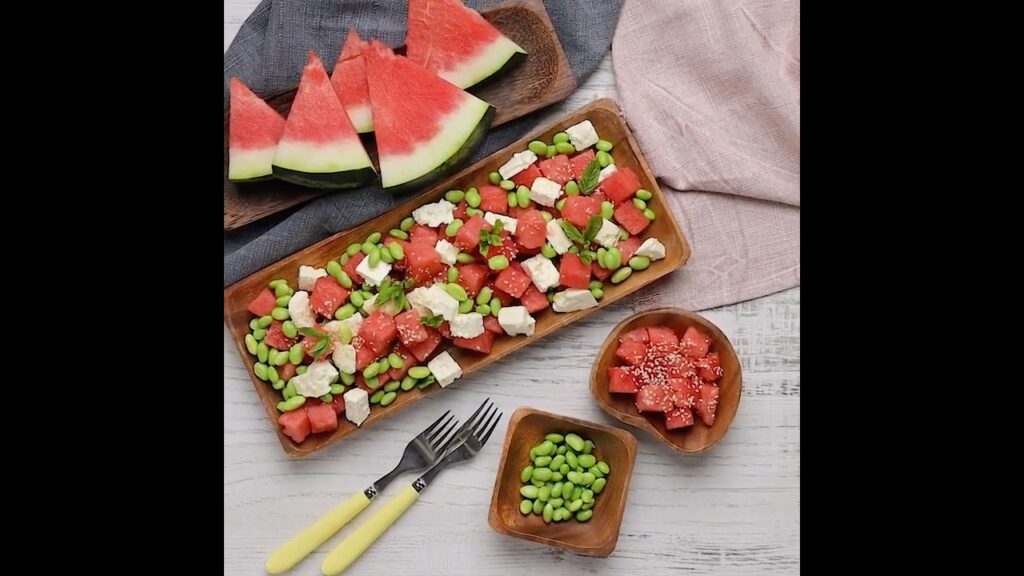 Salată cu edamame și pepene roșu