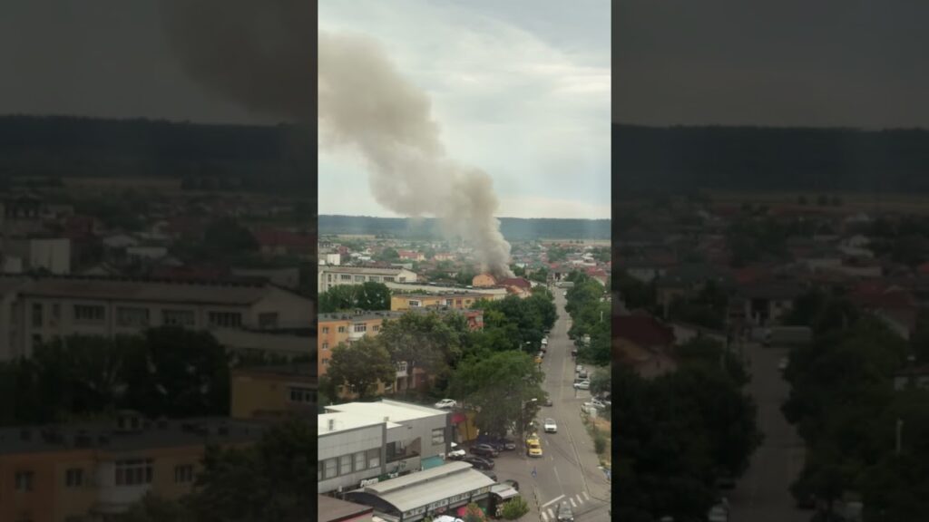 (VIDEO) Incendiu puternic la o casă din Craiova. Flăcările s-au extins la locuinţa învecinată