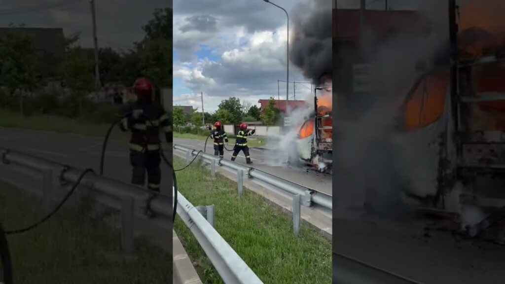 (Video) O autoutilitară a luat foc pe o stradă din Craiova