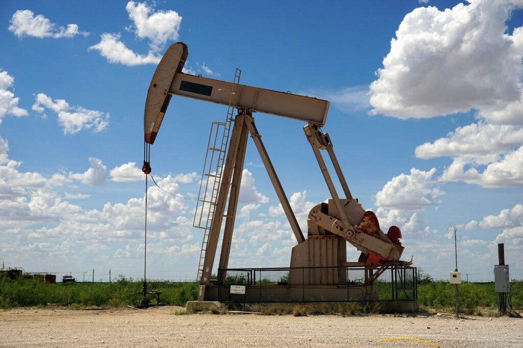 Prețul petrolului a depășit din nou pragul de 100 de dolari pe baril