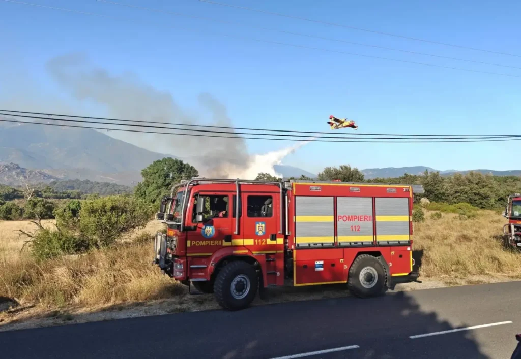 (VIDEO) Pompieri români luptă cu incendiile de vegetație din Franța