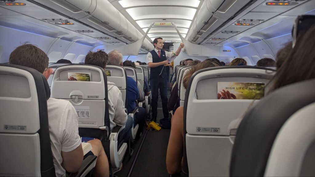 Un bărbat și-a uitat portofelul într-un avion de pe aeroportul din Bari! L-a găsit la sute de kilometri distanță