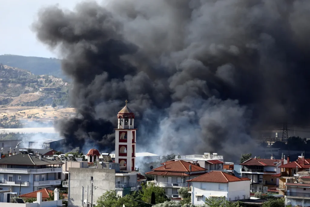 (VIDEO) Incendiu de proporții lângă un oraș iubit de românii care merg în Grecia. Nor de fum toxic, răspândit în mare parte din oraș