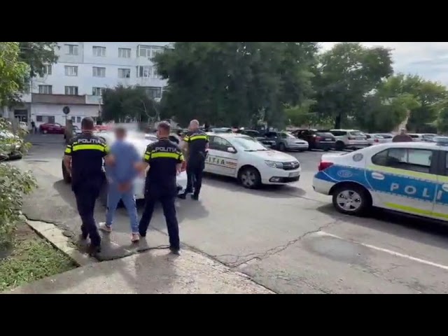 (VIDEO) Doi craioveni, reținuți după ce ar fi furat bunuri dintr-un fost spațiu comercial