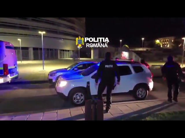 Doi tineri din Târgu Jiu, reținuți după percheziții în Deva. Sunt acuzați de agresiune și amenințări online