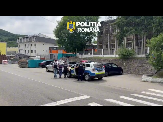 (VIDEO) Conflict violent pe o stradă din Orșova. Doi bărbați au fost reținuți după o altercație