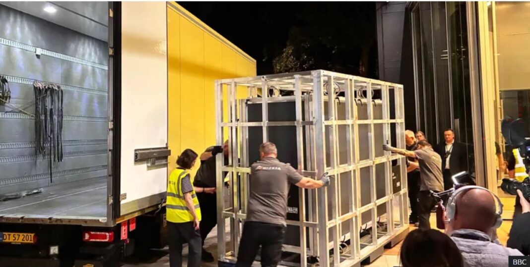 Tapiseria a sosit într-o ladă cu aspect greu, încadrată într-o ramă de aluminiu