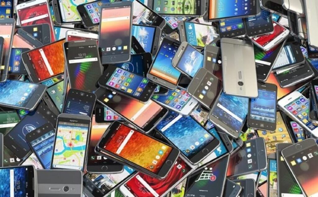 Vânzările de telefoane au atins cel mai scăzut nivel din 2013 încoace