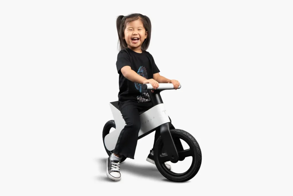 Tesla a lansat o bicicletă pentru copii mici, fără pedale și fără frâne