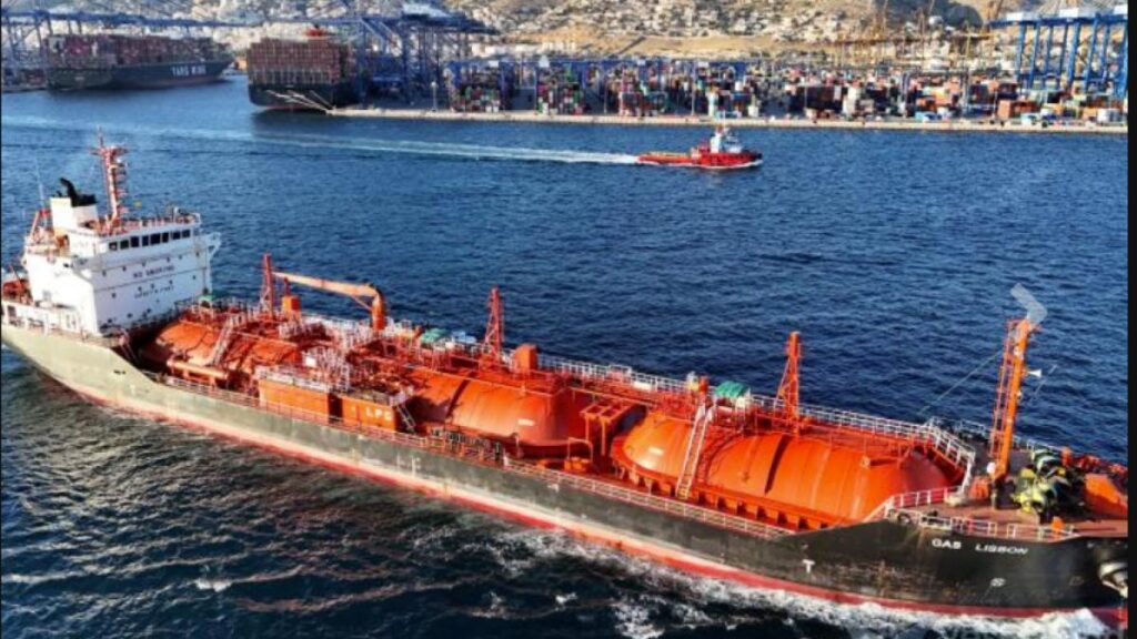 O navă cu GPL a luat foc pe Marea Neagră, după ce a fost lovită de o dronă marină în afara apelor teritoriale românești