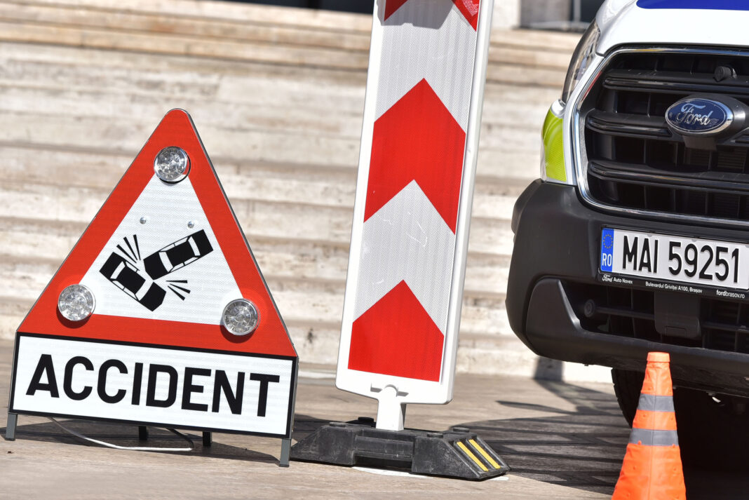 Trei răniţi după ce un autoturism şi un TIR s-au ciocnit, pe DN 6, în Caraş-Severin