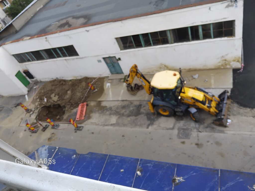 Parcarea „prizonieră” din Craiovița, păcălită din nou! După trei luni de lucrări și o aparentă asfaltare, au apărut noi săpături