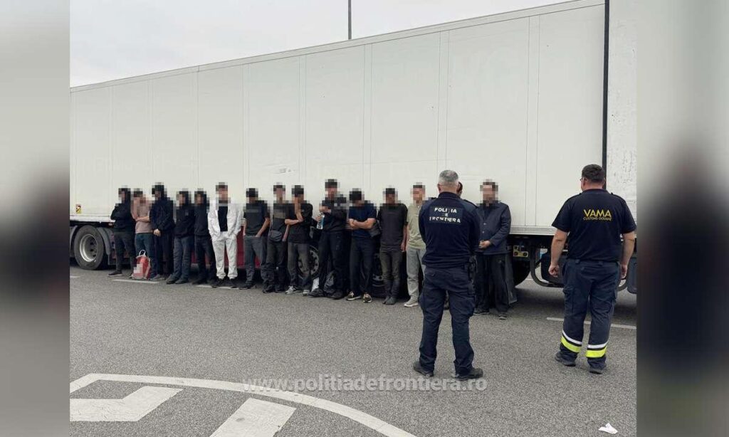 VIDEO Calafat: 15 cetățeni din Iran și Irak, găsiți ascunși într-un camion, la frontieră