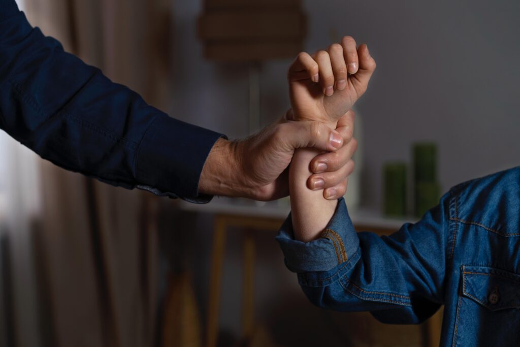 Bărbat reținut pentru violență în familie. Și-ar fi agresat concubina după ce a consumat alcool