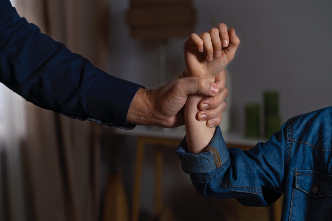 Bărbat reținut pentru violență în familie. Și-ar fi agresat concubina după ce a consumat alcool