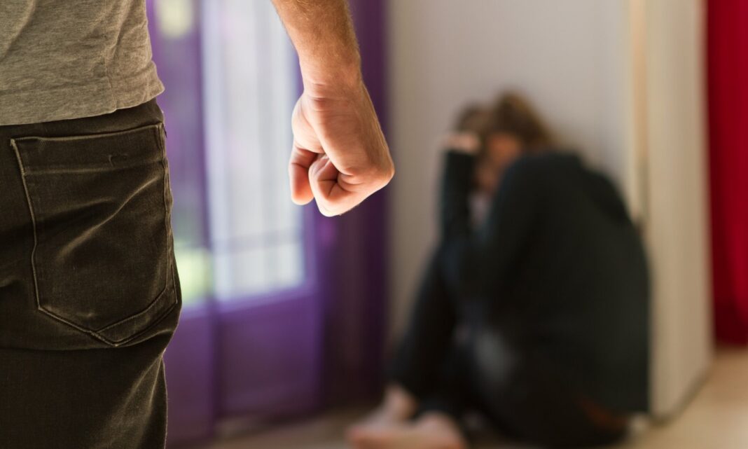 Femeie agresată de concubin, în urma unui conflict din cauza geloziei. Polițiștii au emis ordin de protecție