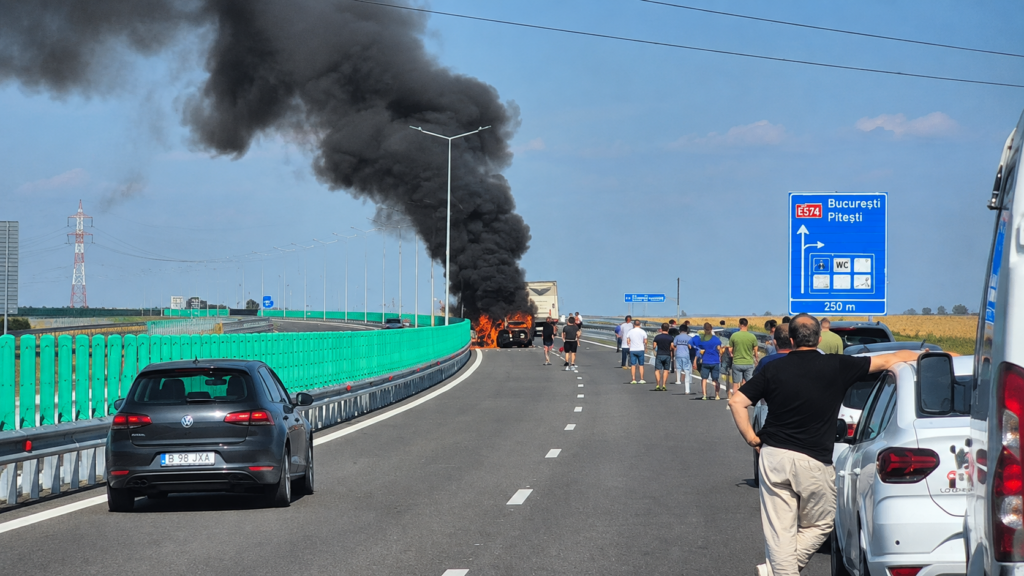 Mașină cuprinsă de flăcări pe DEx 12, în apropiere de Albota. Traficul este deviat