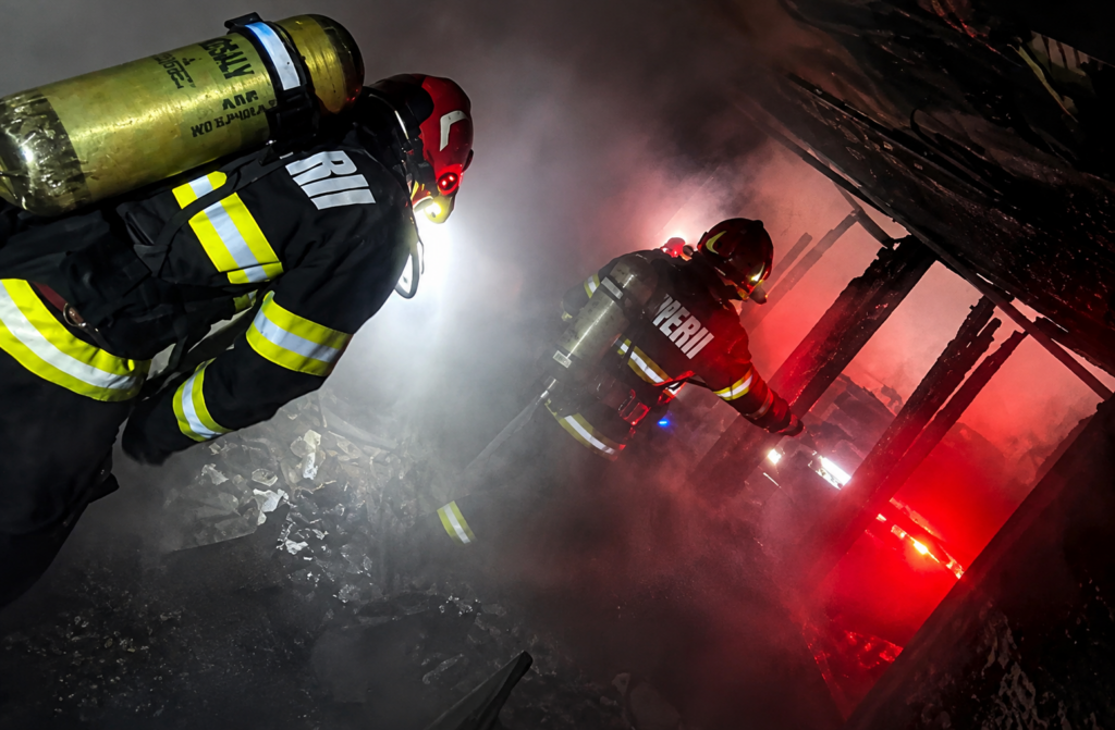 Incendiu devastator într-un bloc din județul Vâlcea: un mort și o femeie salvată din flăcări