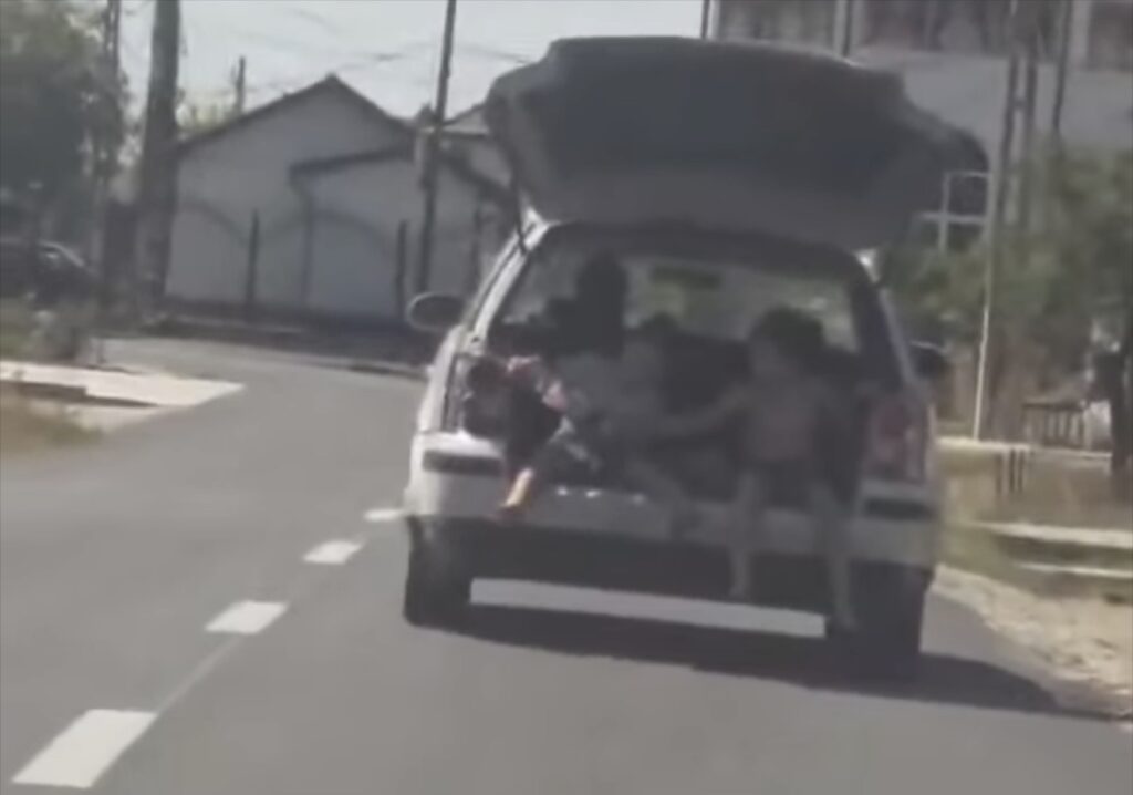 Bărbat din Gorj, amendat cu 1.730 de lei după ce a transportat doi copii în portbagajul maşinii, cu capota ridicată