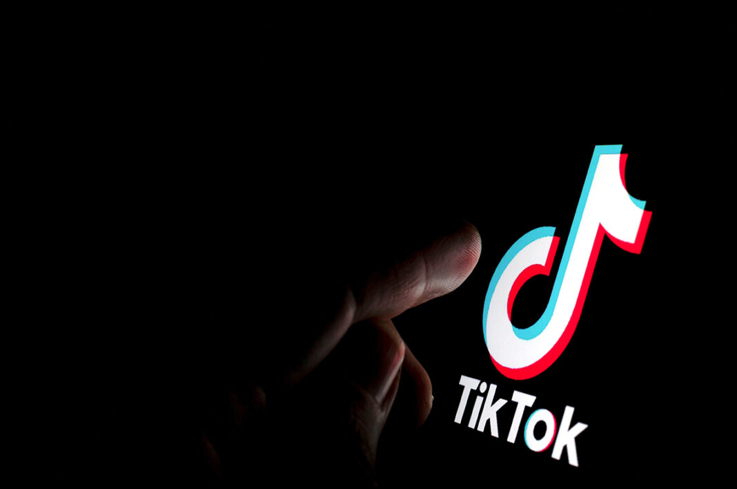 S-a filmat pe TikTok în timp ce înjura polițiștii. Oamenii legii au ajuns la ușa lui