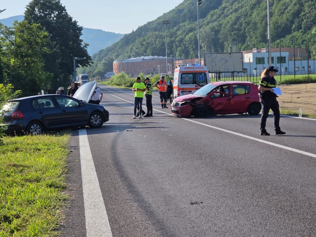 Trei răniți după un accident între un autoturism și un microbuz de transport persoane, în Vâlcea