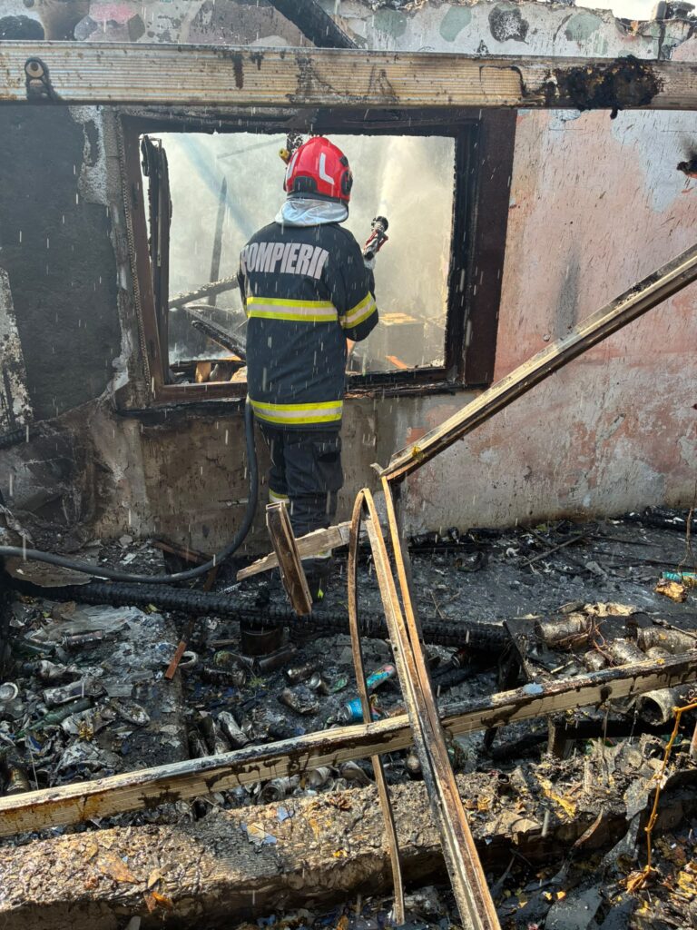 O casă a luat foc în Cârcea