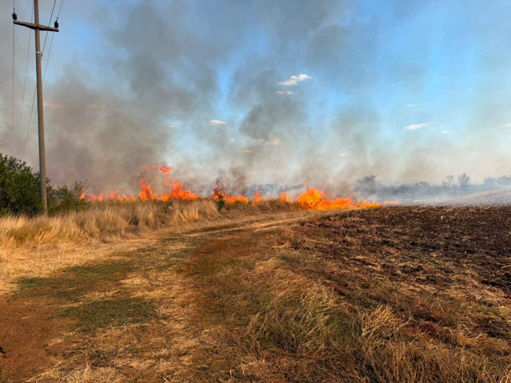 20 de incendii în Dolj într-o singură zi. Au ars și crucile din cimitire. Un autoturism s-a făcut scrum