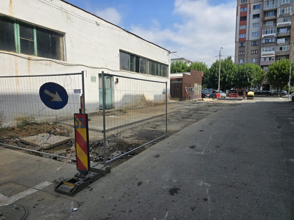 Abia pe 27 august s-a trecut la asfaktarea parcării, după trei luni de chin