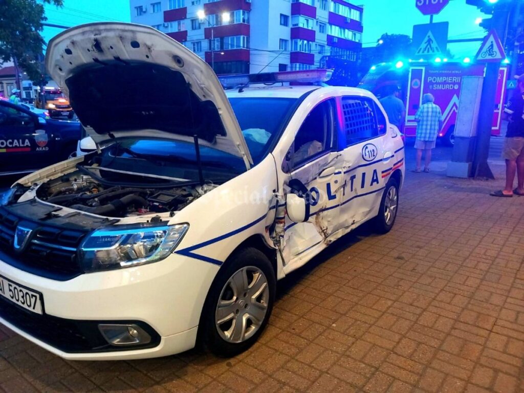 Un copil și doi bărbați, răniți după ce un autoturism a lovit o autospecială de poliție