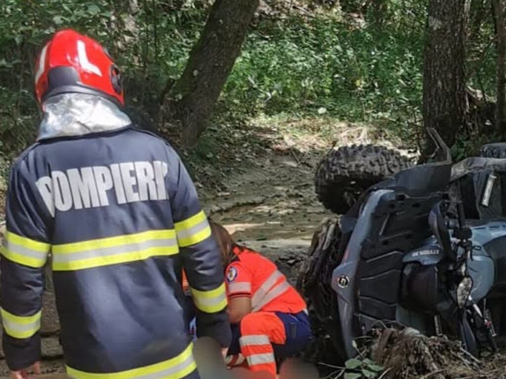Un bărbat a murit și altul a fost rănit după ce s-au răsturnat cu ATV-ul pe un drum forestier