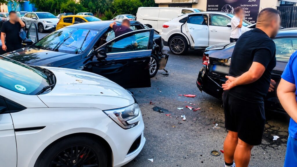Tânărul de 17 ani fără permis care a provocat un carambol cu șase mașini într-o intersecție a fost reținut. A ieșit pozitiv la testele pentru alcool și droguri