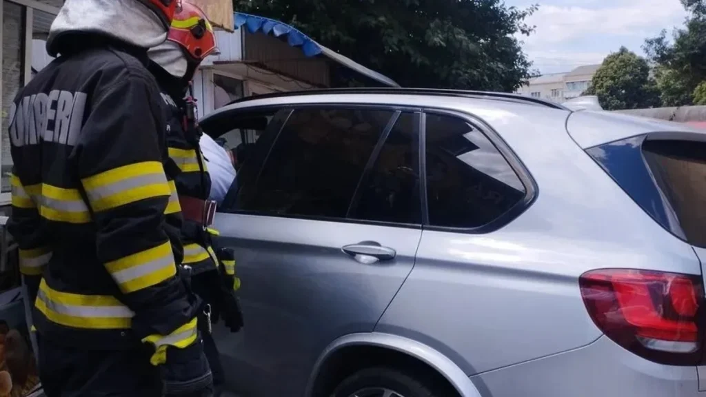 Un șofer a intrat cu mașina într-un chioşc de pâine