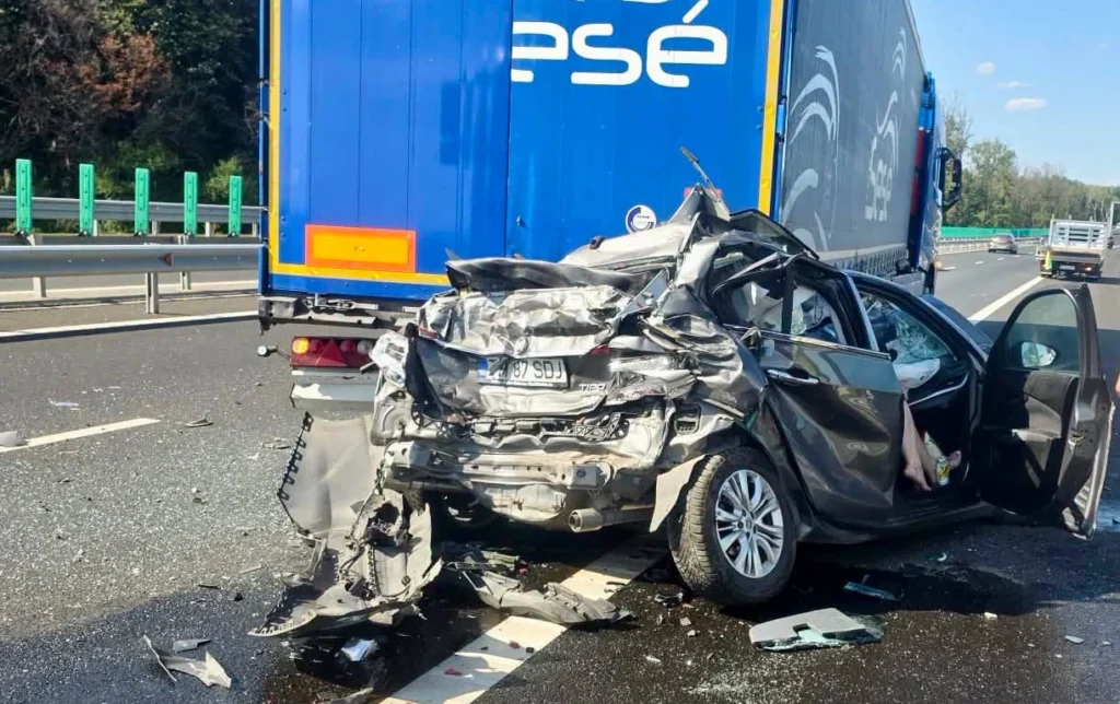 Un mort și un rănit după ce un autoturism a fost prins între două TIR-uri