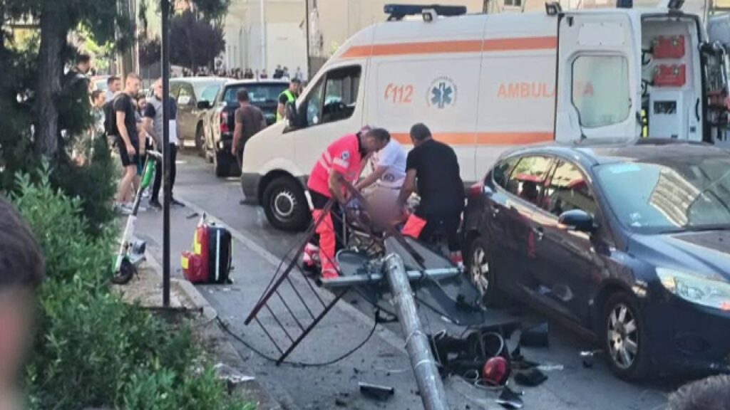 Un tânăr fără permis a furat o mașină și a lovit o femeie pe trotuar, în timp ce era urmărit de poliție