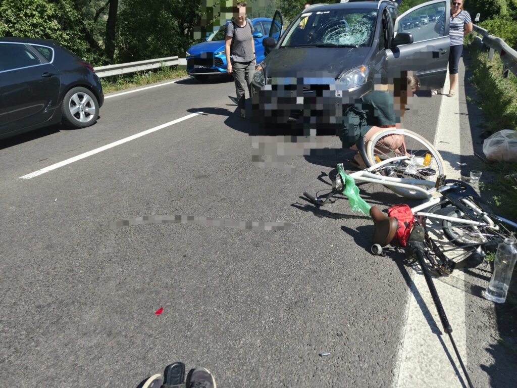 Vâlcea: Adolescenți pe bicicletă, răniți după ciocnirea cu o mașină