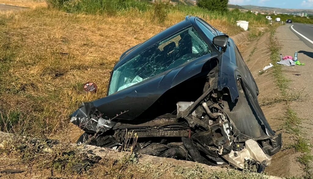 O fetiță a murit, iar alți doi copii și bunica lor au fost răniți după ce mașina cu care circulau a lovit un cap de pod