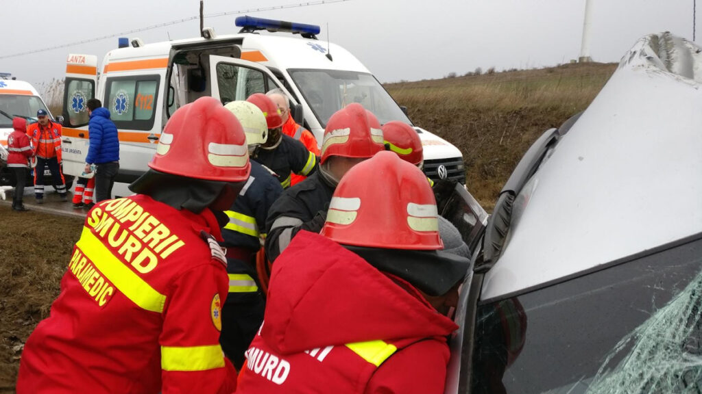 Trafic blocat pe DN 56, în Perișor, după un accident grav