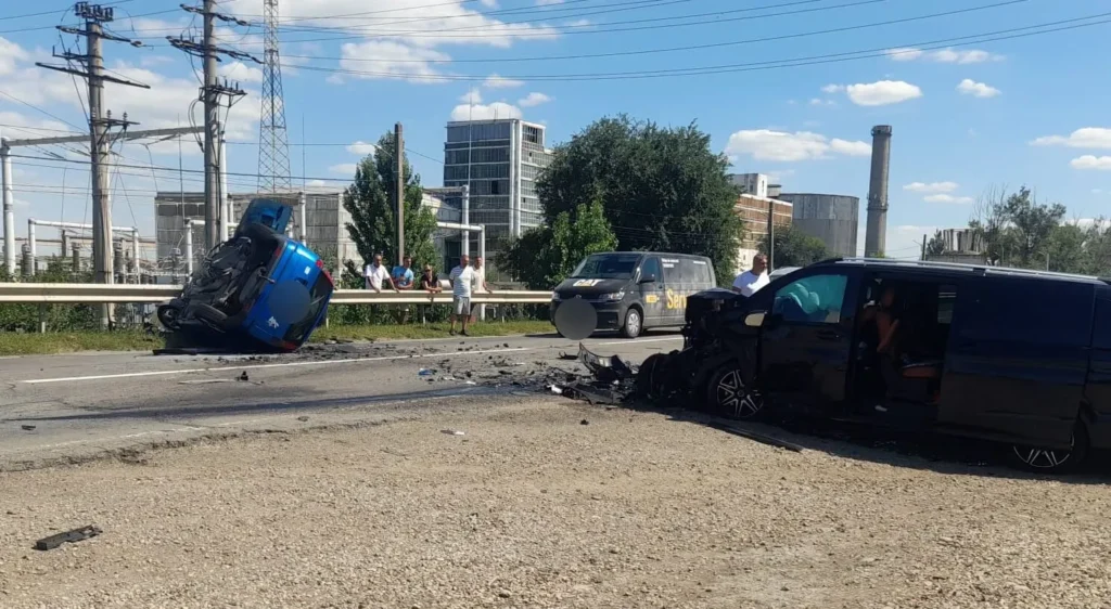 Doi morți și patru răniți, după ce un autoturism intrat în depășire a fost lovit de o mașină care venea din sens opus