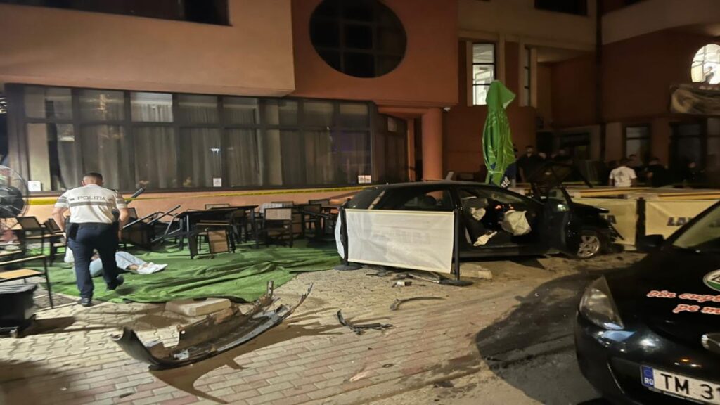 Patru răniți după ce un șofer băut și fără permis urmărit de poliție a lovit o mașină, proiectând-o într-o terasă