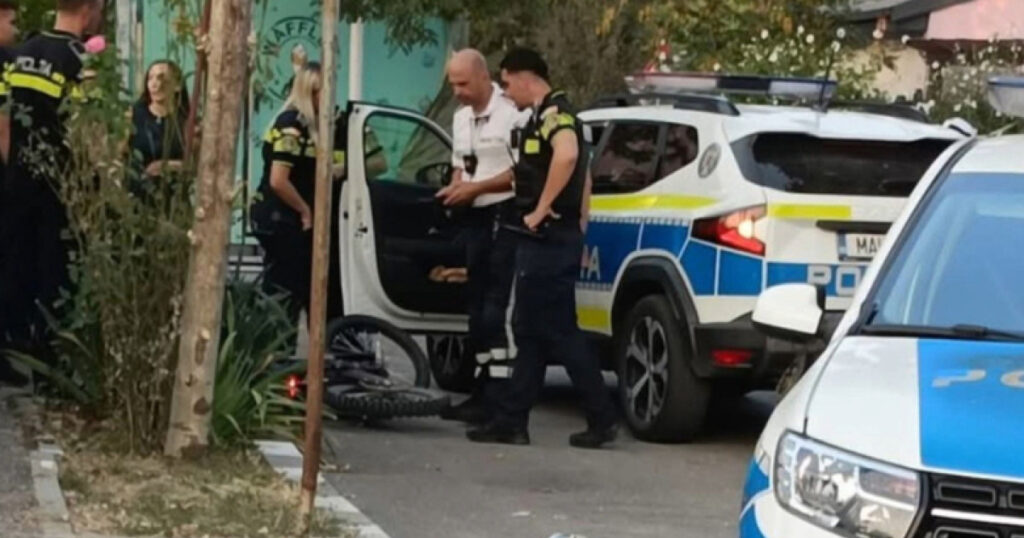Un adolescent fără permis, care conducea o motocicletă neînregistrată, a lovit o autospecială de poliţie care îl urmărea