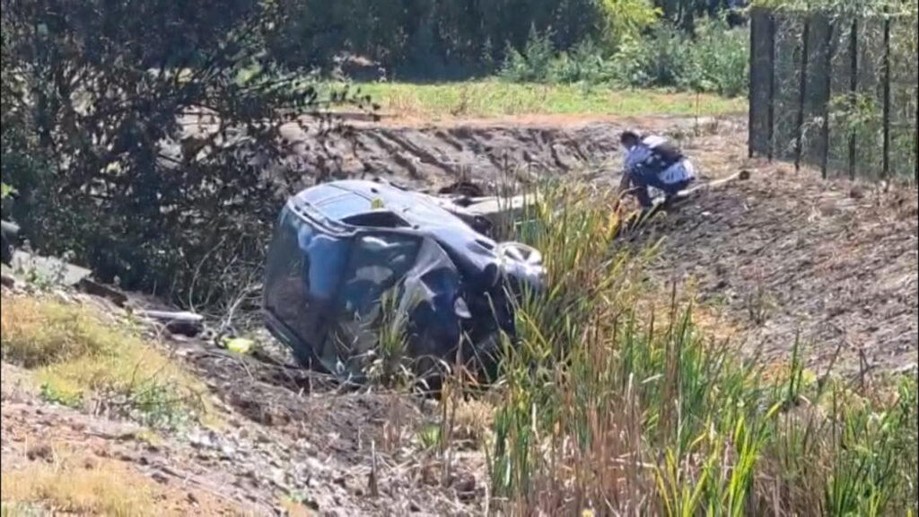 Patru răniți după ce un autoturism și o autospecială de poliție s-au răsturnat în timpul unei urmăriri