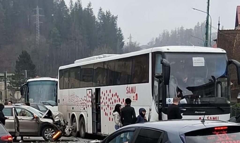 Doi răniți după ce un autoturism s-a ciocnit cu un autocar