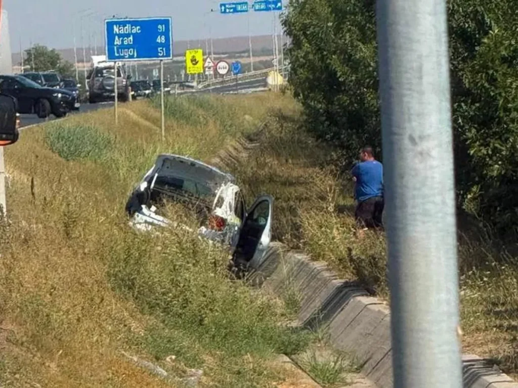 Mașină de poliție staționată, aruncată în șanț de un șofer neatent