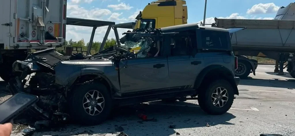 Un bărbat a murit după ce a lovit cu maşina remorca unui TIR aflat într-o parcare