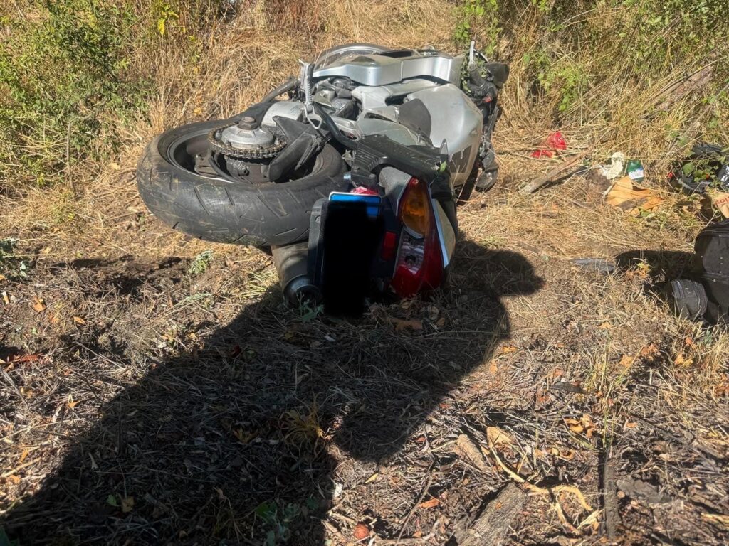 Patru răniți într-un accident produs între un autoturism și trei motociclete