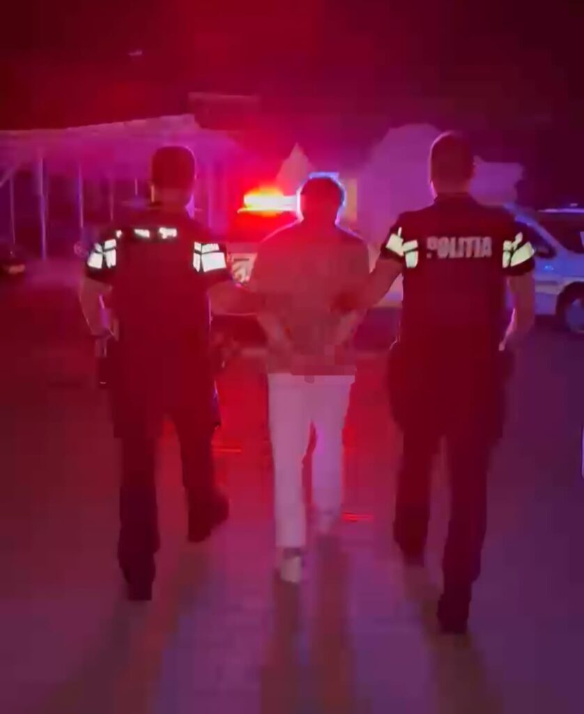 Adolescent reținut de polițiști după ce i-a smuls unei fete lănțișorul de la gât, pe o stradă din Craiova