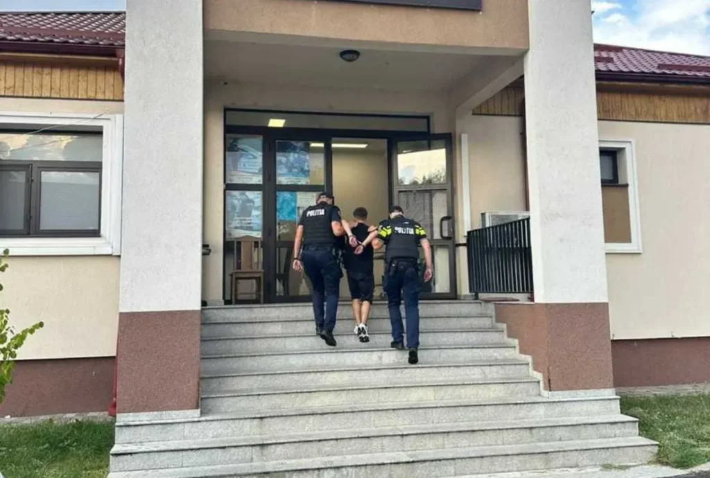 Un adolescent a intrat peste un bărbat în casă, l-a amenințat și i-a luat 5.000 de lei