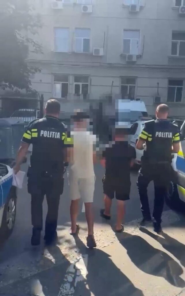 Doi tineri din Apele Vii, reținuți după ce au lovit doi bărbați și au furat un moped